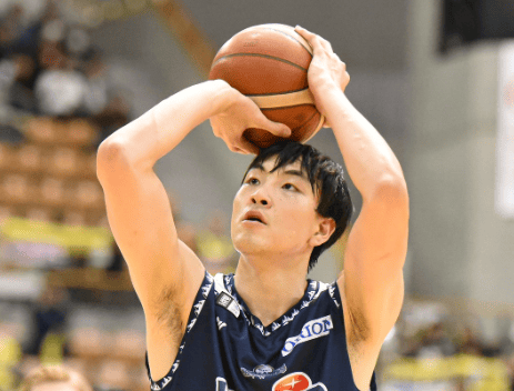 シュートをする狩野富成